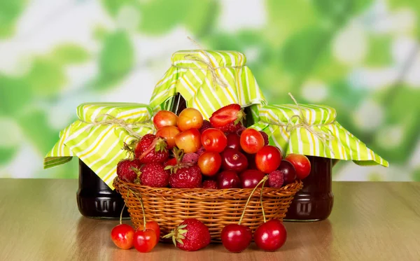 Fresas Maduras Frambuesas Cerezas Una Cesta Frascos Mermelada Sobre Fondo —  Fotos de Stock