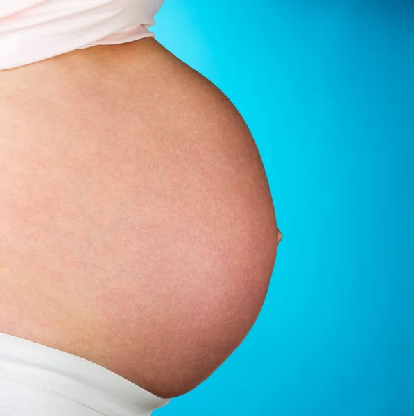 Pregnant Woman Closeup Blue Background — Stock Photo, Image