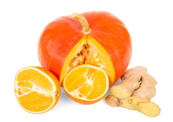 Reifer Kürbis Zwei Teile Der Orangen Und Ingwerwurzel Isoliert Auf — Stockfoto