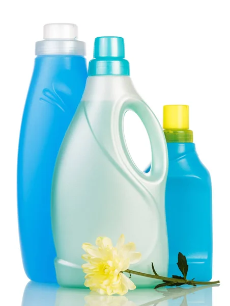 Bouteilles Plastique Produits Nettoyants Une Fleur Isolée Sur Fond Blanc — Photo