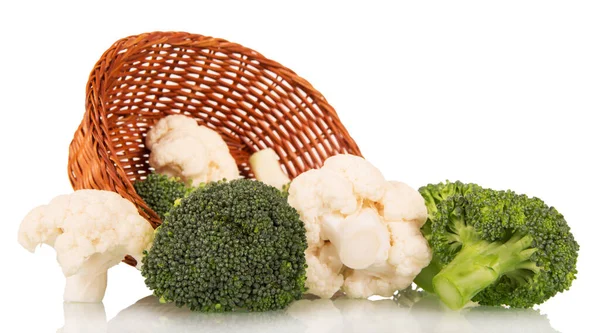 Brokoli Karnabaharla Kaplanmış Hasır Sepet Beyaz Arka Planda Izole Edilmiş — Stok fotoğraf
