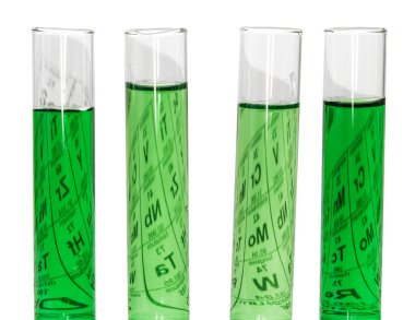 Sıvı ile test tüpleri ve beyaz arkaplanda izole periyodik tablo.