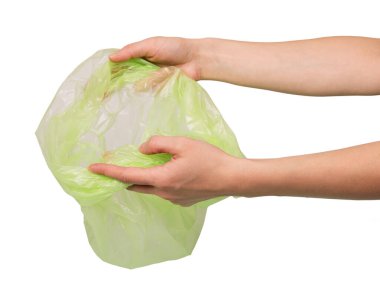 Beyaz bir arka planda boş bir çöp torbası tutan kadın..