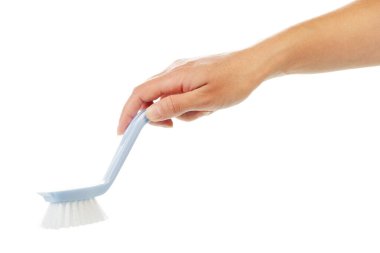 Beyaz arka planda izole edilmiş temizlik için fırça tutan bir kadının eli.