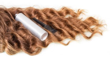 Beyaz arka planda izole edilmiş dalgalı saç ve kuaför aksesuarları..