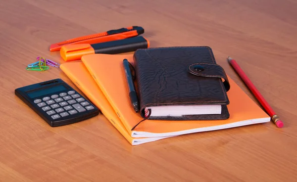 Organizzatore Notebook Penna Matita Pennarello Cutter Una Calcolatrice Sullo Sfondo — Foto Stock