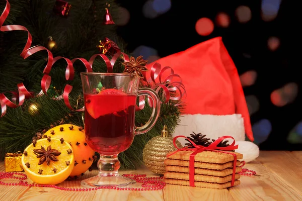크리스마스 오렌지 산타클로스 모자와 추상적으로 어두운 배경에 쿠키를 — 스톡 사진