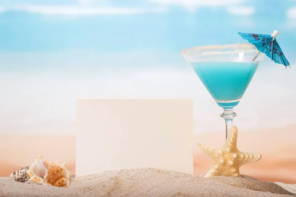 沙中的空白卡片 鸡尾酒 海贝和海星 — 图库照片