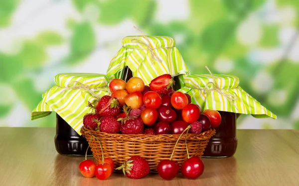 Fresas Maduras Frambuesas Cerezas Una Cesta Frascos Mermelada Sobre Fondo —  Fotos de Stock