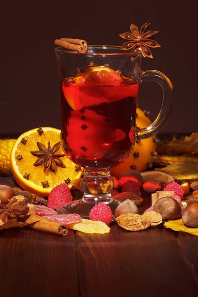 Vin Chaud Oranges Avec Clous Girofle Anis Étoilé Noix Framboises — Photo