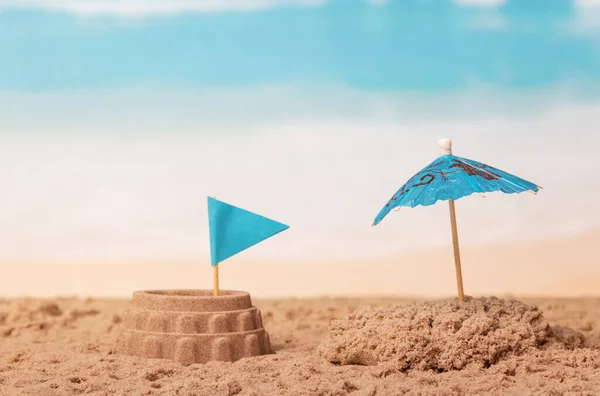 Κολοσσαίο Σημαία Και Την Ομπρέλα Στην Άμμο Πάνω Στη Θάλασσα — Φωτογραφία Αρχείου