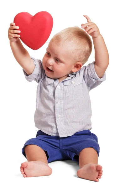 Kleine Jongen Zit Zijn Handen Omhoog Houdt Rood Hart Geïsoleerd — Stockfoto