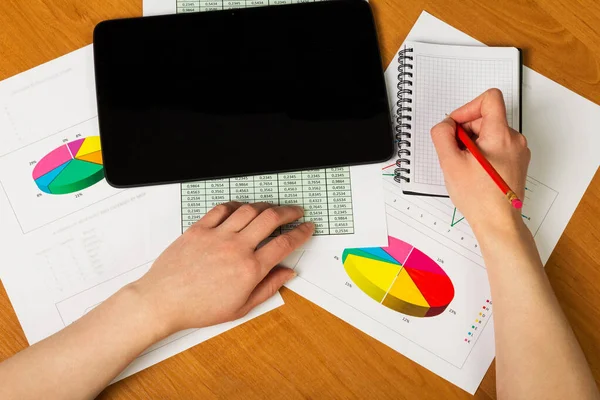 Plano Cuaderno Lápiz Manos Femeninas Sobre Fondo Del Escritorio — Foto de Stock