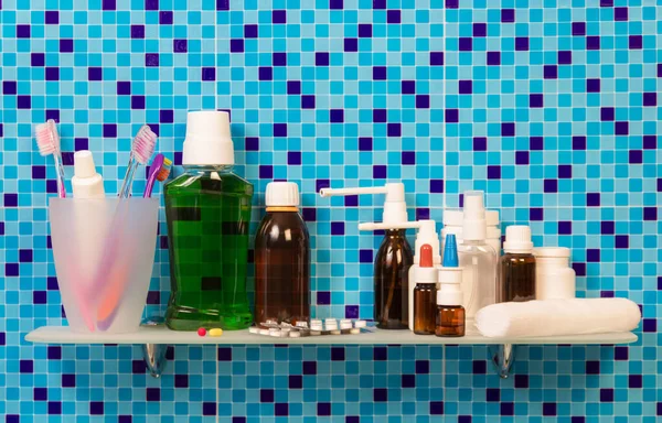 Plank Een Badkamer Met Hygiëneproducten Medicijnen Pillen Abstracte Blauwe Achtergrond — Stockfoto