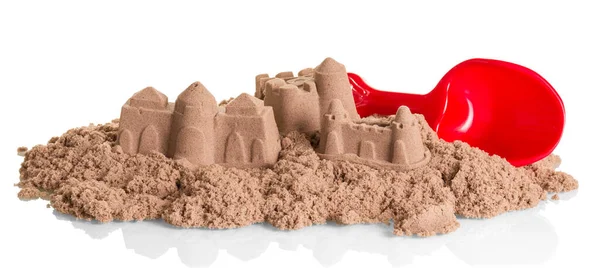 Sandslott Kinetisk Sand Och Spade Isolerad Vit Bakgrund — Stockfoto