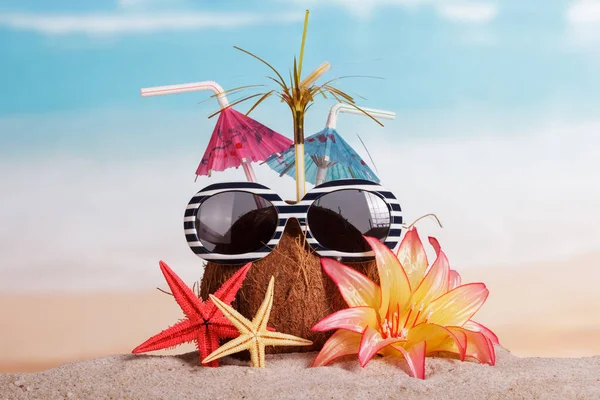 Kokosové Sluneční Brýle Hvězdice Květina Písku Proti Moři — Stock fotografie