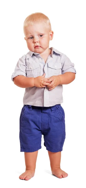 可愛いです男の子で明るい縞模様のシャツと青のショートパンツは白い背景に隔離されて — ストック写真