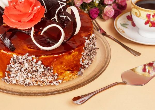Çikolatalı Pasta Çatal Kürek Kemiği Bej Arka Planda Bir Fincan — Stok fotoğraf
