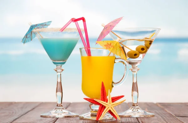 Cocktail Bicchiere Succo Frutta Alcol Con Olive Stelle Marine Sullo — Foto Stock