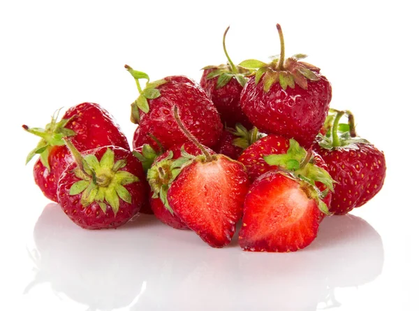 Die Ganzen Erdbeeren Und Die Scheiben Der Beeren Isoliert Auf — Stockfoto