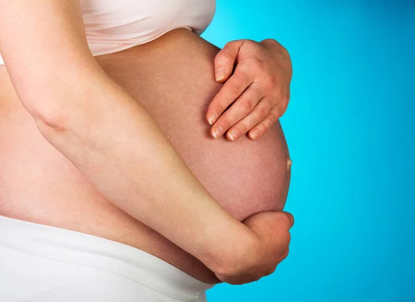 Μια Έγκυος Γυναίκα Στηρίζει Χέρια Της Ένα Στομάχι Ένα Μπλε — Φωτογραφία Αρχείου