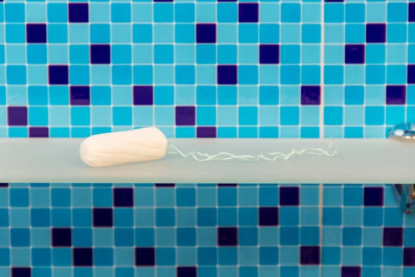 バスルームの棚に純粋な綿のタンポン — ストック写真