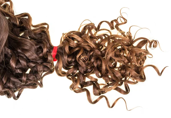 Hnědé Vlnité Vlasy Svázané Skupině Izolovaných Bílém Pozadí — Stock fotografie