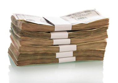 Beyaz arkaplanda izole edilmiş dolar paketleri.