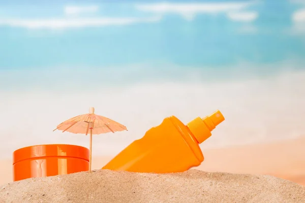 Bottle Sunscreen Jar Moisturizing Cream Umbrella Sand Sea — Stock Photo, Image