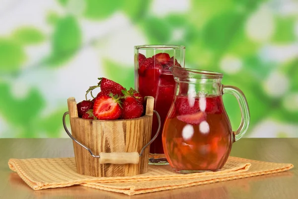 바구니의 딸기와 음료가 추상적 위에서 휘젓고 — 스톡 사진