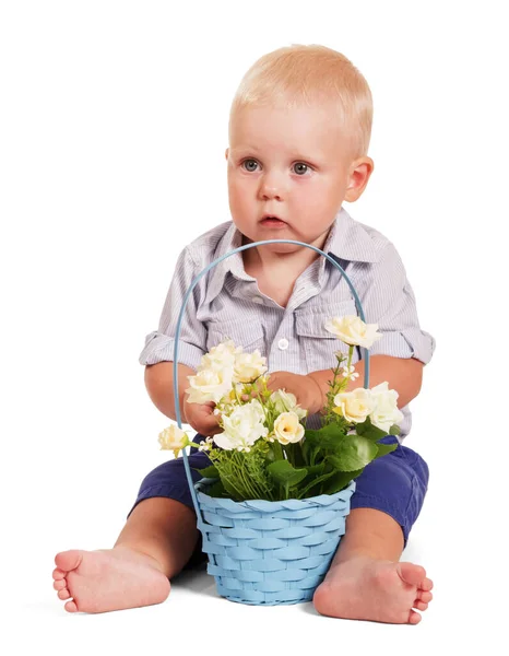 Bedårande Pojke Ljusa Randig Skjorta Och Blå Shorts Sitter Med — Stockfoto