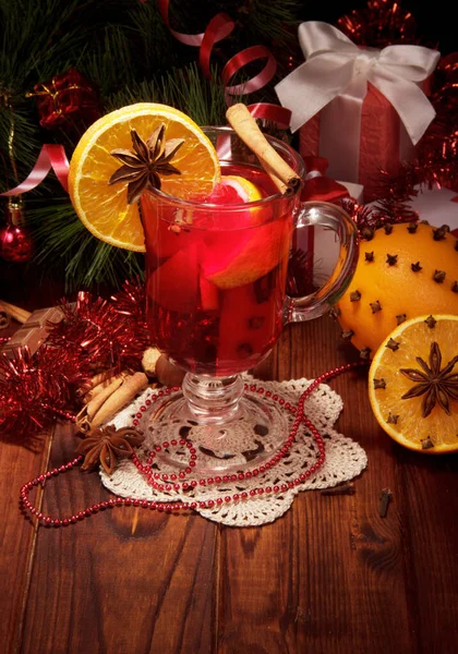 크리스마스 트리를 배경으로 오렌지 아니스 계피를 포도주 — 스톡 사진