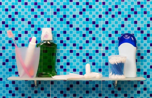 Prateleira Com Produtos Higiene Feminina Banheiro Fundo Azul Abstrato — Fotografia de Stock