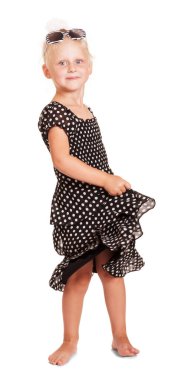 Kafasında puantiyeli, fiyonklu ve beyaz arka planda izole edilmiş güneş gözlüklü koyu renk elbiseli sevimli sarışın kız..