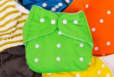 Bir sürü renkli çevre dostu bebek bezi saçılmış. Arkaplan.