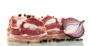 Çiğ domuz eti parçaları, soğan ve biberin yarısı beyaz arka planda izole edilmiş..