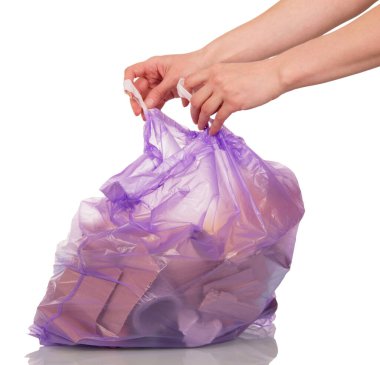 Kadının elleri mor plastik torbayla bağlanmış ve beyaz arka planda çöp izole edilmiş..