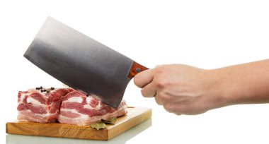 Çiğ domuz eti, kesim tahtası ve beyaz arka planda izole edilmiş bir kesiciyi tutan bir insan eli..