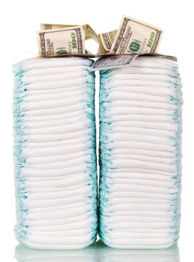 Beyaz arka planda izole edilmiş bebek bezi ve dolar yığınları..
