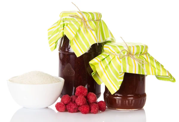 Marmeladengläser Eine Schüssel Zucker Und Ein Bund Reife Himbeeren Isoliert — Stockfoto