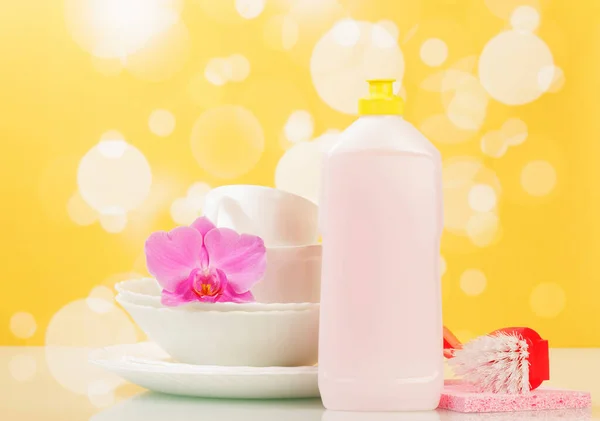 Una Botella Detergente Platos Pincel Flor Orquídea Sobre Fondo Amarillo —  Fotos de Stock