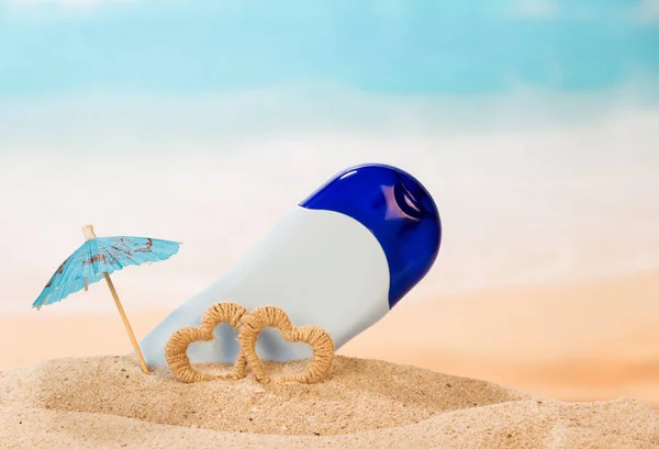 Torr Deodorant Paraply Och Hjärtan Sanden Mot Havet — Stockfoto
