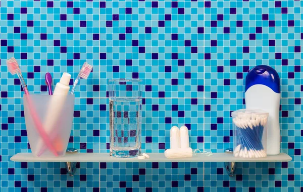 Polc Női Higiéniai Termékek Fürdőszobában Elvont Kék Háttér — Stock Fotó