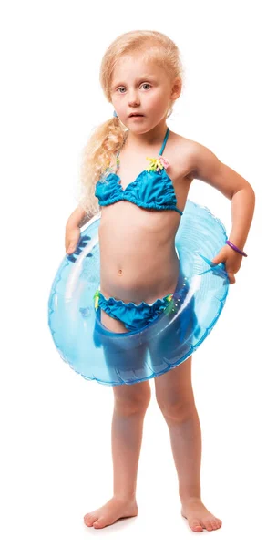 魅力的な小さなブロンド女の子でA水着を持っていますインフレータブルリング隔離された白い背景 — ストック写真