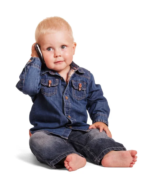 Счастливый Маленький Мальчик Синей Рубашке Джинсах Сидя Держа Мобильный Телефон — стоковое фото