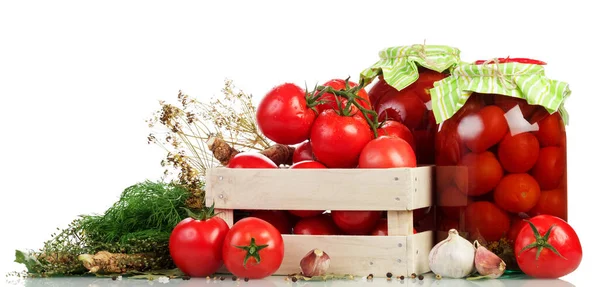 Trälåda Med Färska Tomater Burkar Med Inlagd Och Röd Paprika — Stockfoto