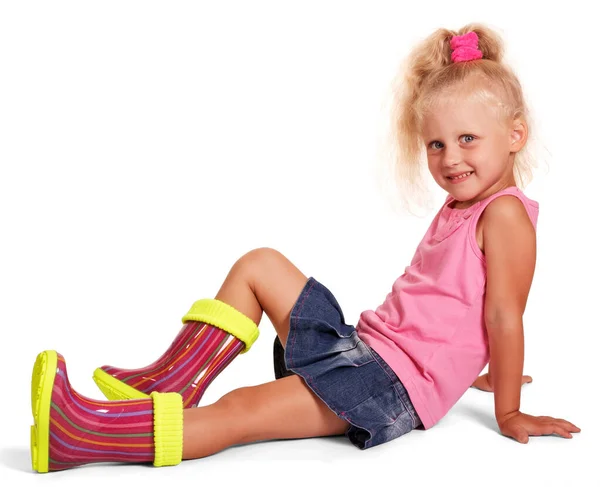 Słodka Mała Blondynka Siedzi Bluzce Spódnicy Kolorowe Gumowe Buty Izolowane — Zdjęcie stockowe