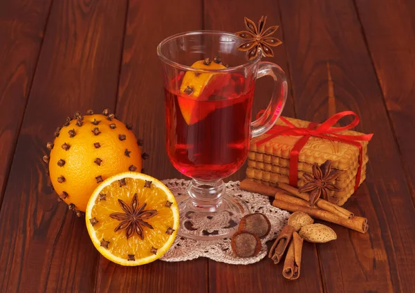 Vinho Amassado Uma Pilha Biscoitos Nozes Fundo Madeira Escura — Fotografia de Stock