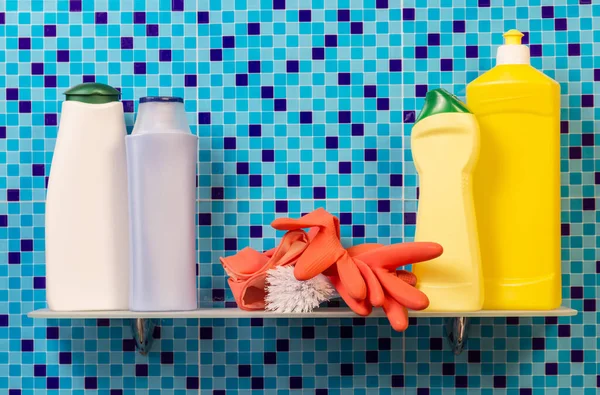 抽象的な青の背景に洗剤 ゴム手袋とブラシのボトルと棚 — ストック写真