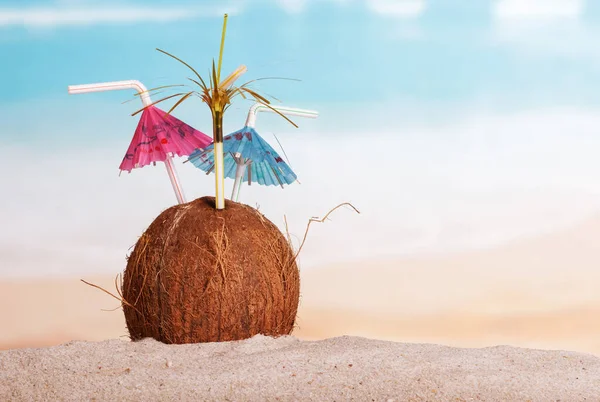 Kokosový Ořech Slámou Deštníky Písku Mořském Pozadí — Stock fotografie